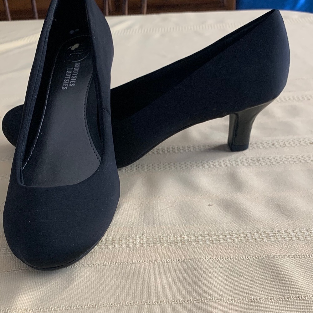 Black pumps